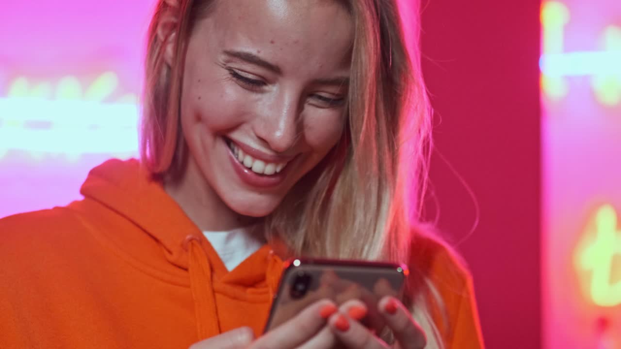 Primo piano di donna felice che usa lo smartphone e si gode il momento