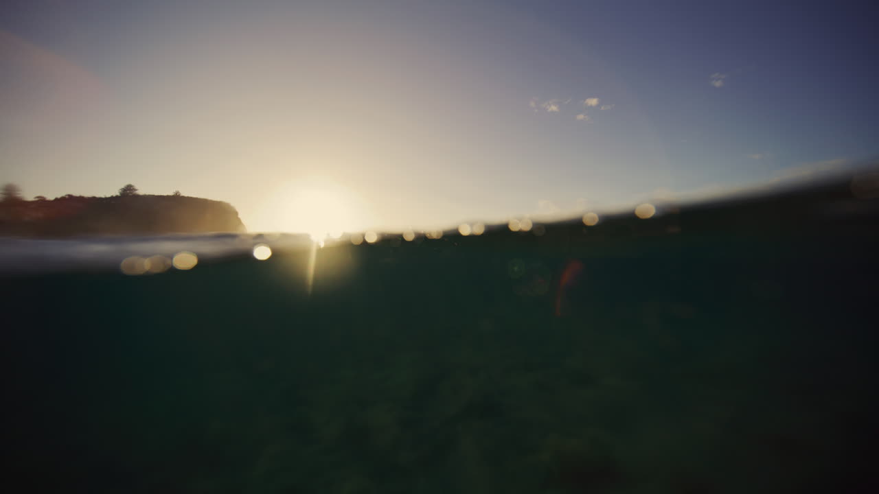 아침에 뜨는 태양의 반이는 빛은 물을 가로질러 춤을 춘다.