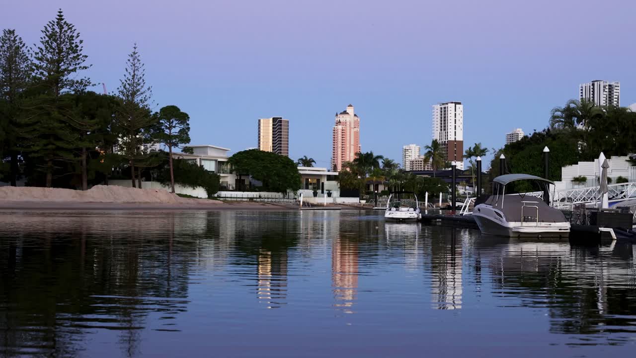 도시 스카이 라인 을 가진 강 에 의해 정박 한 배 들