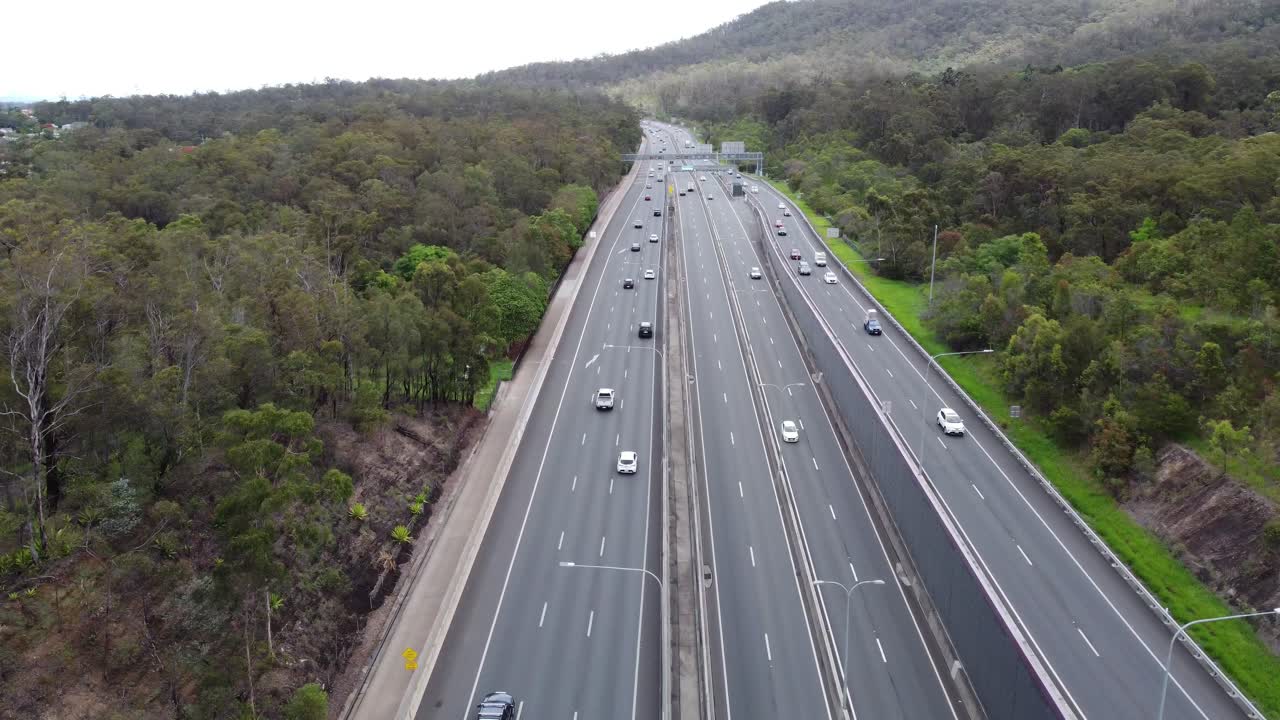 vista aérea de una autopista de varios carriles con tráfico fluyendo libremente