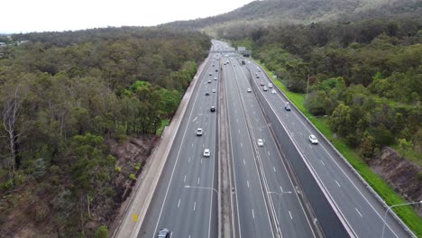 Vista-Aérea-De-Una-Autopista-De-Varios-Carriles-Con-Tráfico-Que-Fluye-Libremente