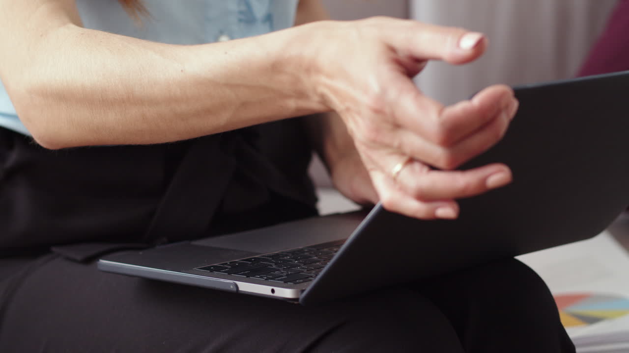 manos de mujer escribiendo en el portátil en la oficina de casa. chica freelancer cerrando el portátil.