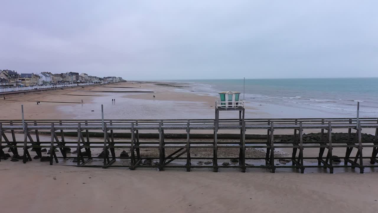 노르망디 뤽 쉬르 메르 부두의 드론 샷