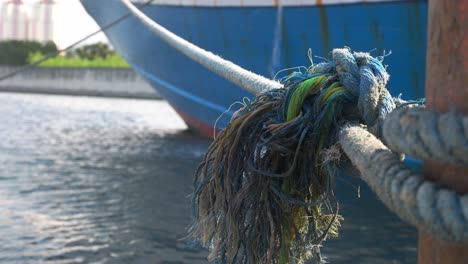 close-up-of-the-leash-of-the-ship-at-the-pier