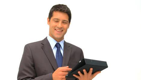hombre de negocios comprobando su touch pad contra un fondo blanco