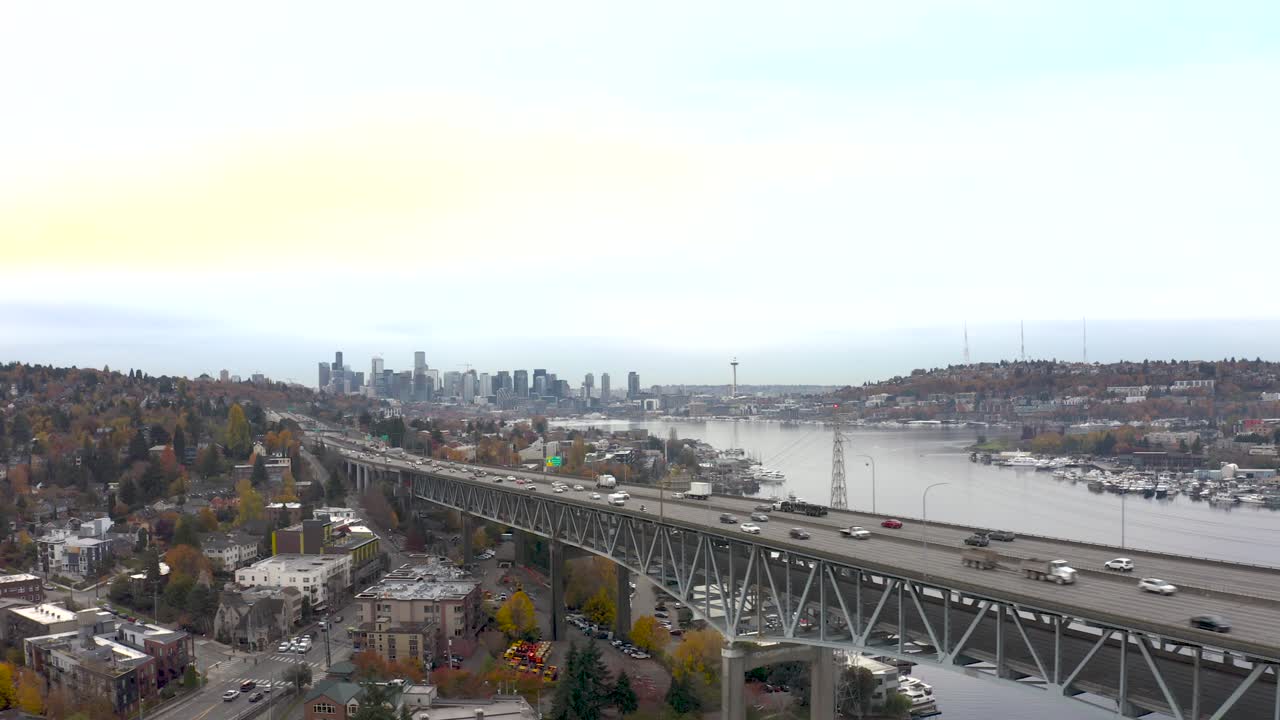 toma de drones de autos conduciendo en la i-5 a través de la bulliciosa ciudad de seattle