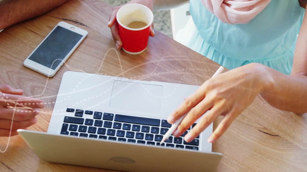 Mujer dejando una taza roja, tocando el touchpad del portátil con un bolígrafo, un colega uniéndose, forma de onda punteada asistiendo la tecnología.