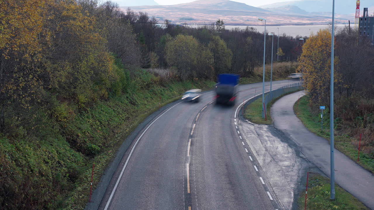 노르웨이 트롬소 의 가을 자연 풍경 에서 교통 이 있는 아스팔트 도로