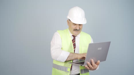 el ingeniero saludando a la cámara.