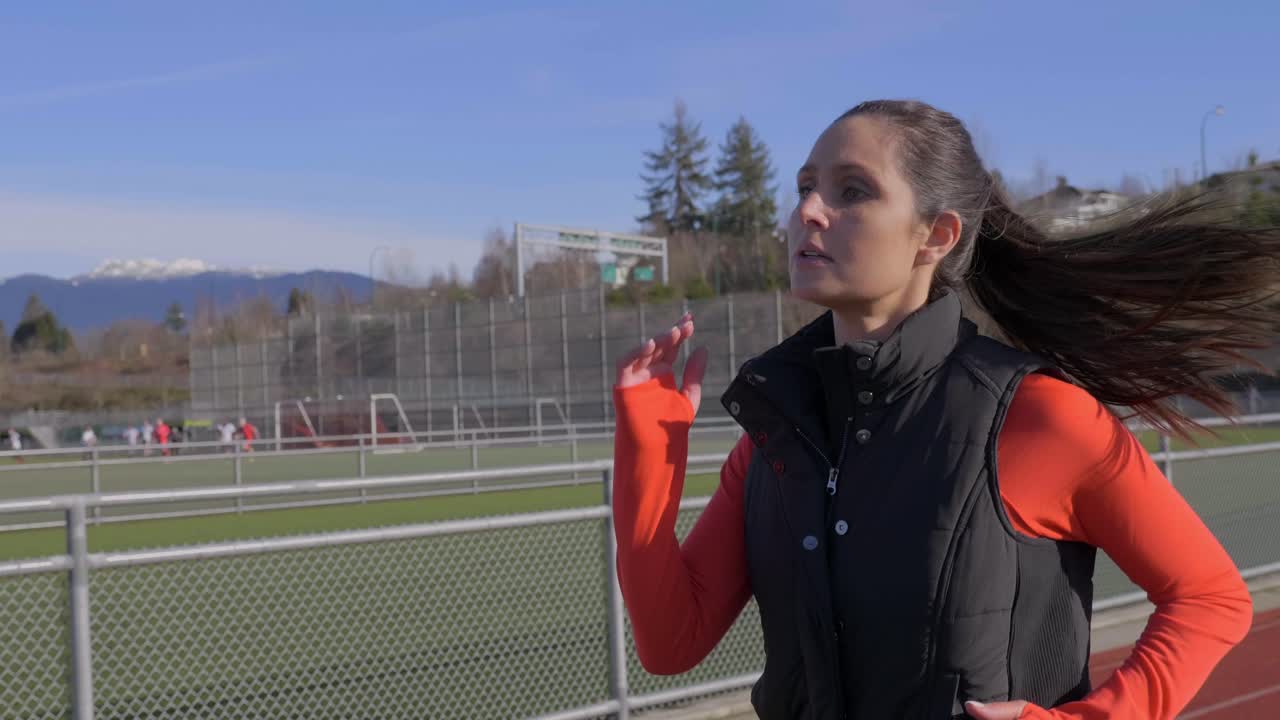 Joven atleta sana corriendo en invierno con chaqueta