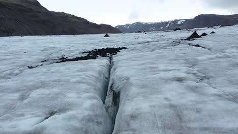 Large-Ice-Crevasse-in-Sólheimajökull-glacier-in-Iceland,-aerial