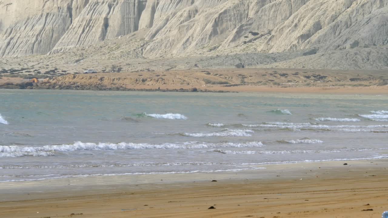 olas del mar arábigo rompiendo en la playa en baluchistán