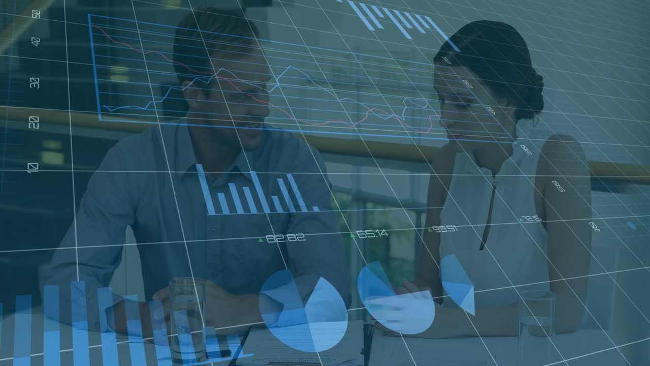Analyserer finansielle diagrammer og grafer, forretningsfolk på kontor med dataanimasjon