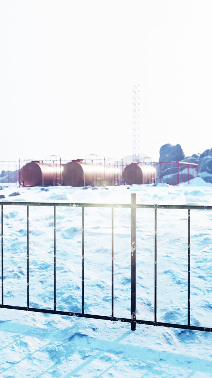 눈으로 인 풍경 앞의 금속 울타리