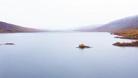 Idyllische-Naturlandschaft-Mit-Fjord-In-Der-Nähe-Der-Strynefjellet-berge-In-Norwegen