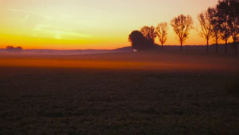 Una-Vista-Impresionante-Del-Crepúsculo-En-El-Campo-De-Zlotoryja,-En-El-Suroeste-De-Polonia,-En-Una-Mañana-Fría-Y-Brumosa---Plano-Amplio