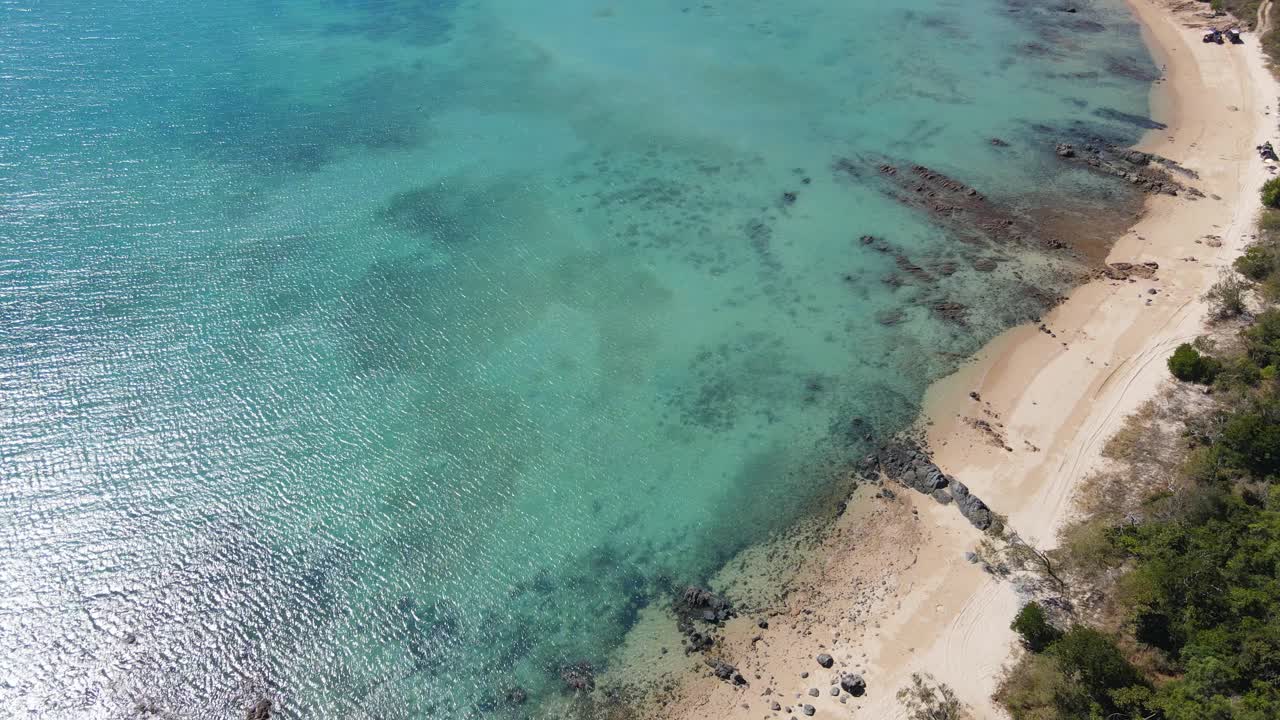 호주 북부 퀸즐랜드 주의 보웬 지역에 있는 하이드어웨이 베이 해변의 깨끗한 물