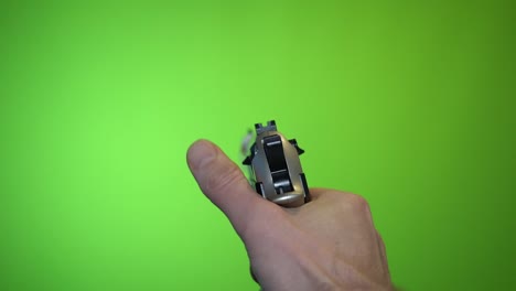 disparando pistola pantalla verde clave de croma vista en primera persona cámara lenta