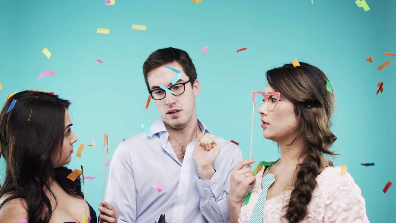 미친 괴짜 남자가 아름다운 여자들과 춤을 추고 슬로우 모션 파티 사진 부스