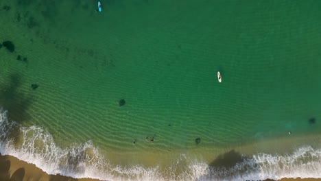 A-drone's-perspective-of-Carrizalillo-beach-surf-at-Puerto-Escondido,-Oaxaca,-Mexico