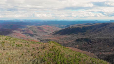 4k-Luftdrohnenvideo-Von-Klippen-Der-Verlorenen-Bucht-Auf-Dem-Blue-Ridge-Parkway-In-Der-Nähe-Von-Linville,-NC