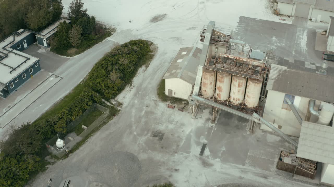 Volo di drone su un'area industriale danese