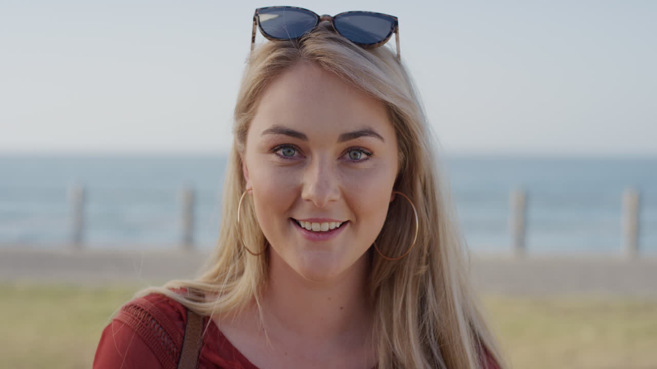 retrato independiente joven mujer rubia sonriendo en la playa soleada disfrutando del cálido estilo de vida de vacaciones de verano en cámara lenta