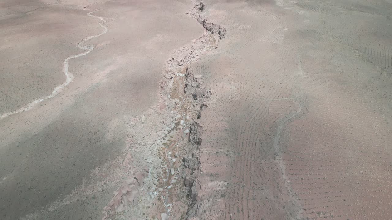 Filmación de dron haciendo una panorámica por el desierto chileno hasta el horizonte