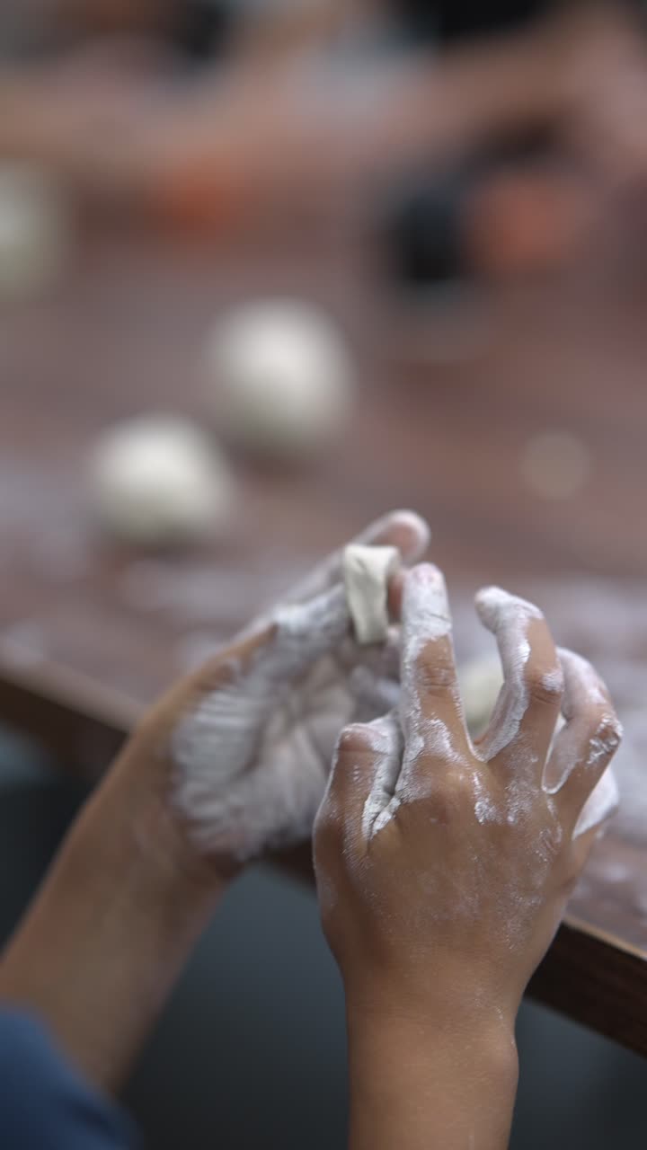 손으로 반죽을 는 것