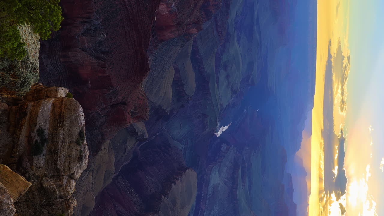 Panorama verticale di uno splendido tramonto nel Grand Canyon, Arizona
