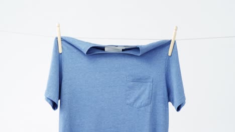 camiseta secándose en la línea de la ropa