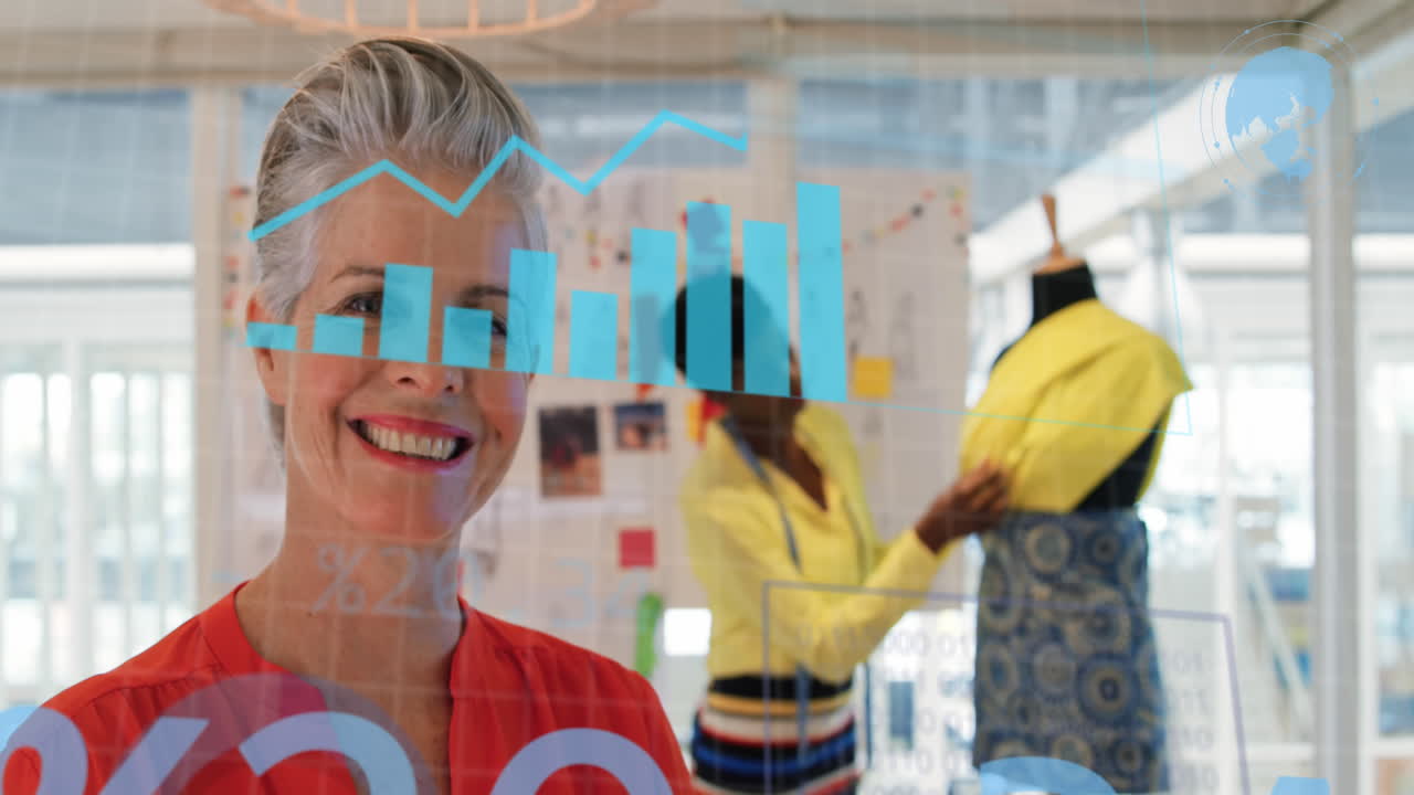 animación de procesamiento de datos estadísticos sobre el retrato de una diseñadora de moda caucásica sonriente