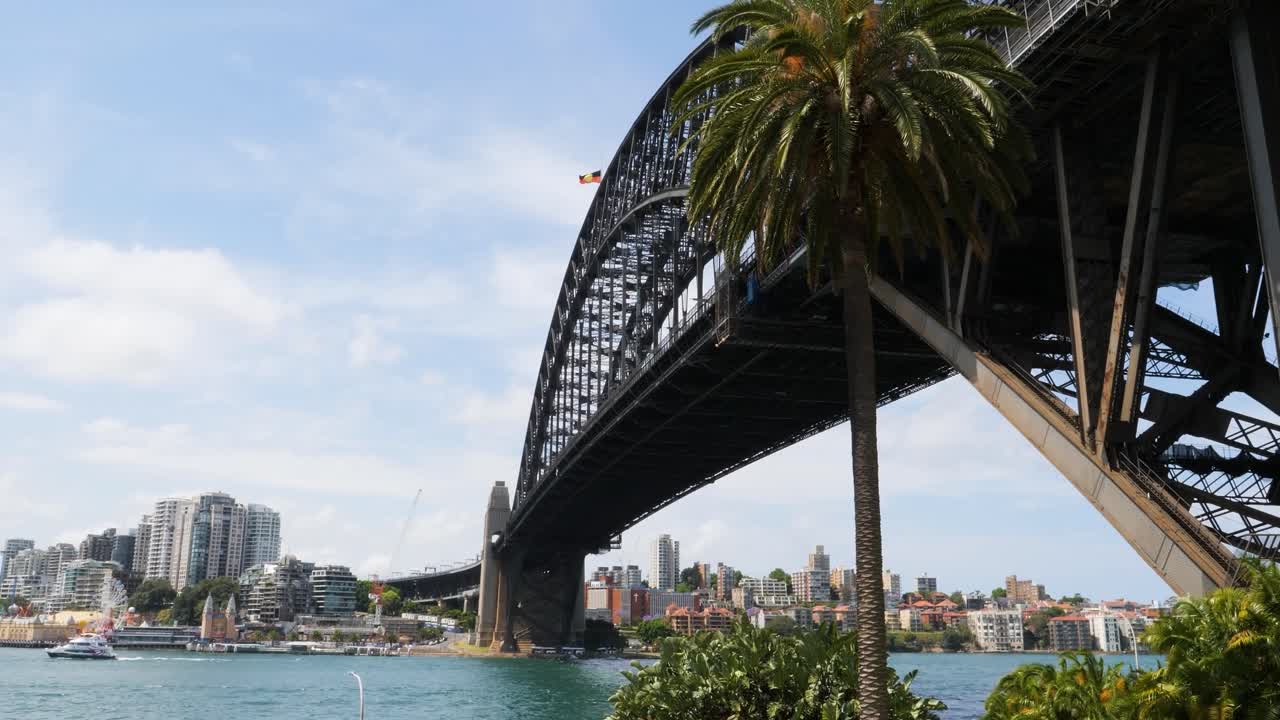 유명한 시드니 하버 브리지 (sydney harbour bridge) 는 오스트레일리아 시드니의 랜드마크 중 하나이다.