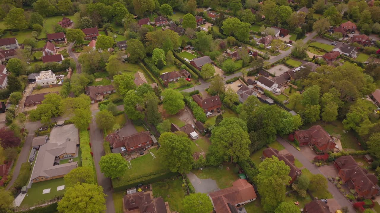 Ripresa con drone della campagna residenziale britannica.