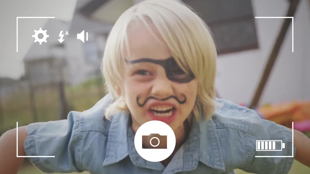 tomando fotos de un niño con una cámara digital