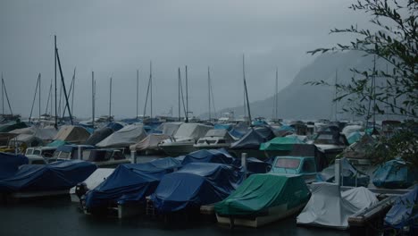 Montañas,-Barcos,-Atracado,-Ventoso,-Niebla,-Lago,-Lluvia,-Nublado,-Tormenta,-Temperamental,-Suiza,-Temprano-En-La-Mañana,-Hergiswil,-Puerto,-Europa