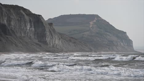 Acantilados-De-Dorset-En-El-Sur-De-Inglaterra,-Olas-En-El-Mar