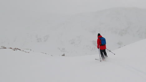 Männlicher-Backcountry-Skifahrer-In-Roter-Jacke,-Der-Frischen-Pulverschnee-Auf-Der-Bergwand-Fährt,-Gopro,-Colorado-Coon-Hill,-Eisenhower-Tunnel,-I70,-Kontinentale-Wasserscheide,-Berglandschaft,-Hintergrund