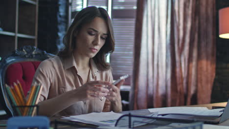 Mujer-De-Negocios-Llamando-Por-Teléfono-En-La-Oficina.-La-Empresaria-Intenta-Encontrar-Documentos.