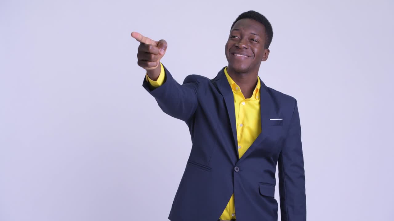 joven y guapo hombre de negocios africano en traje