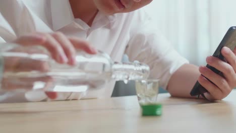 개인적인 문제를 다루는 사람