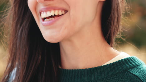 mujer sonriendo y usando suéter