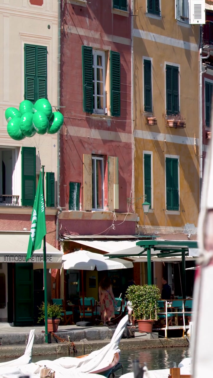 Bandeiras Italianas Tremulando em Frente a Edifícios Coloridos em Portofino
