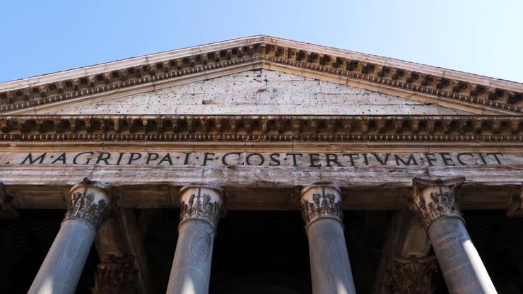 La famosa iscrizione sul portico del Pantheon, Roma, Italia