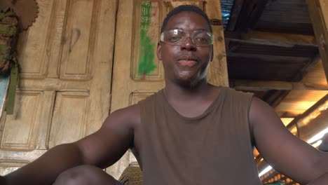 close-up slowmo de la sierra de metal afroamericana trabajador con gafas de protección