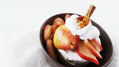 postre de queso con frutas en rodajas y salsa