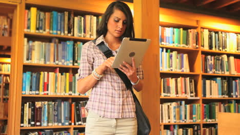joven estudiante trabajando con una tableta