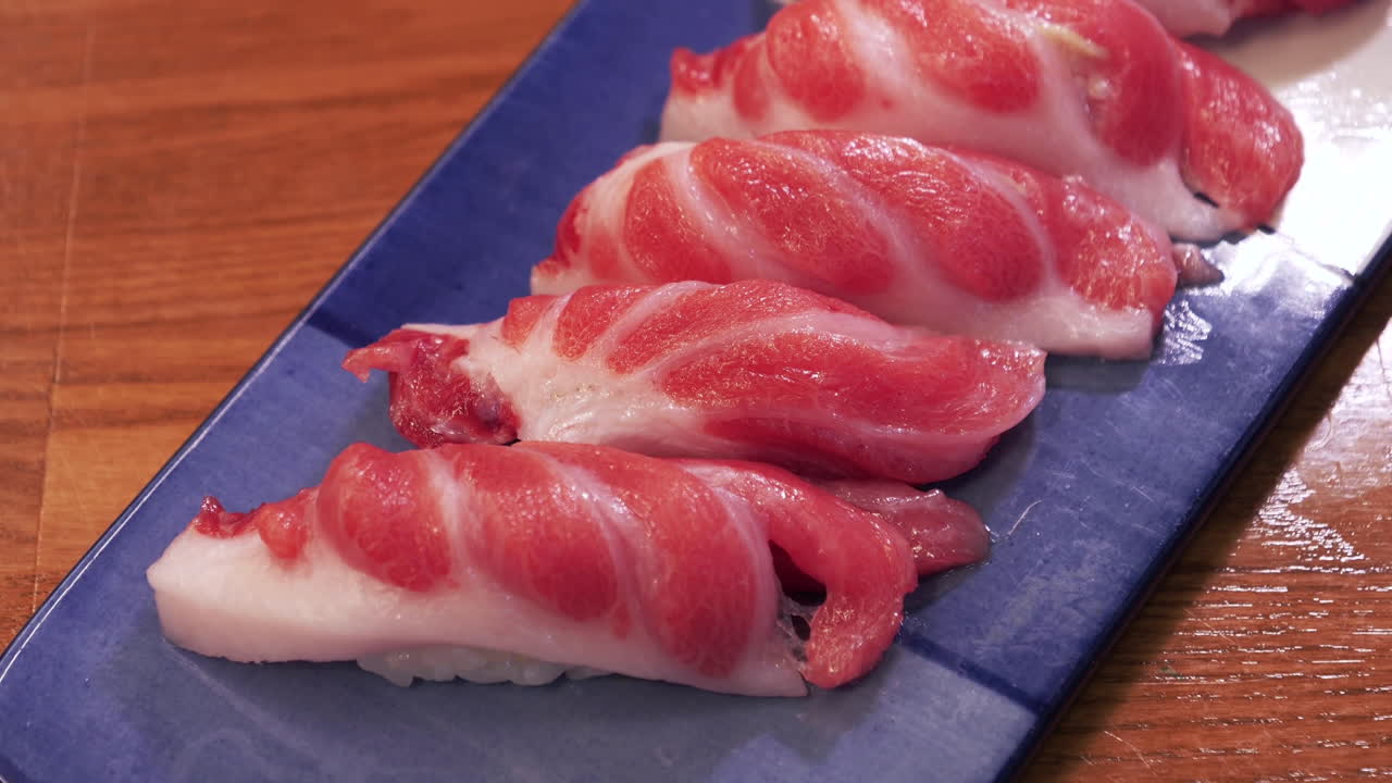 일본 요리. 접시에 참치 필레 초밥