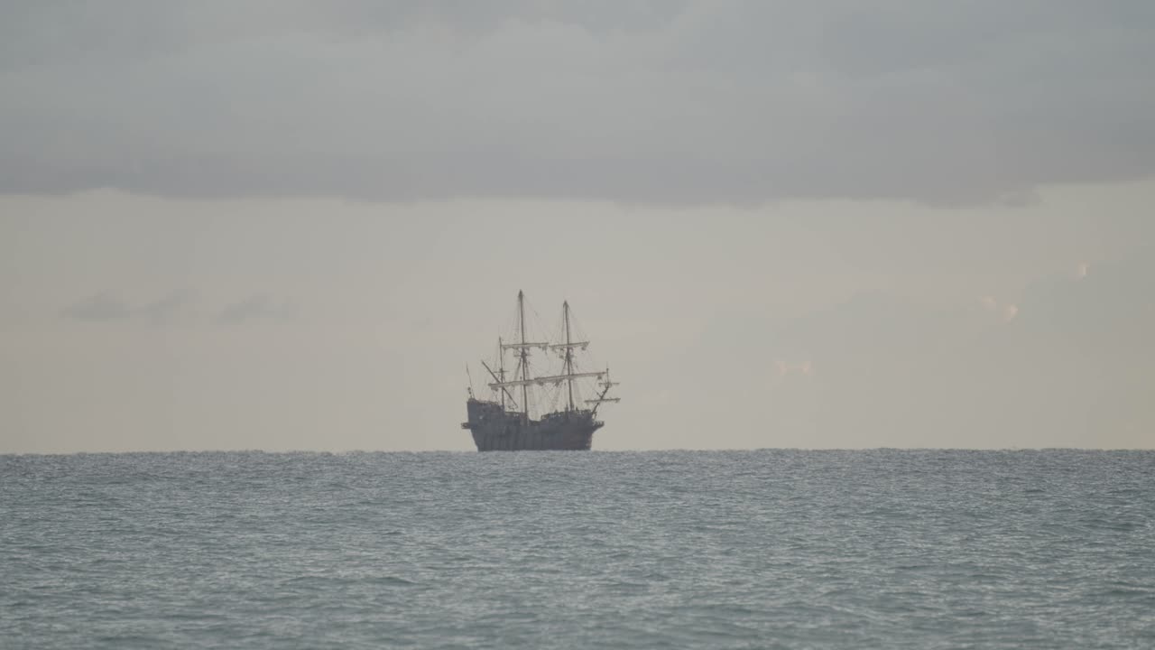 일출 때 아름다운 흐린 날 지중해에서 항해하는 16세기 갤리온 안달루시아 복제선