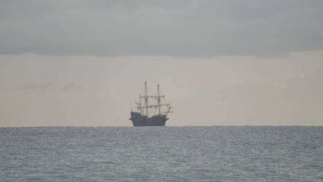 Réplica-De-Galeón-Andaluza-Del-Siglo-XVI-Navegando-En-El-Mar-Mediterráneo-En-Un-Hermoso-Día-Nublado-Al-Amanecer